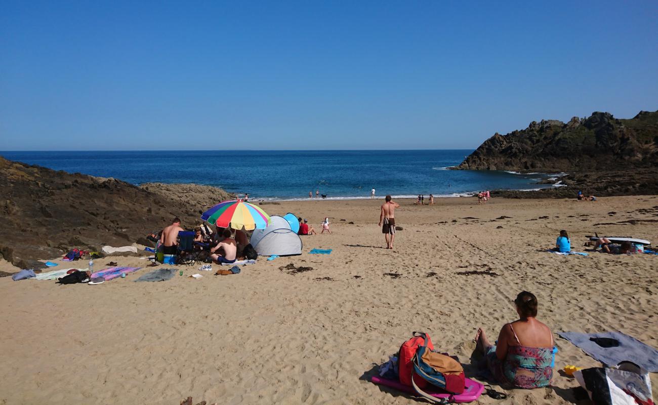 Фото Plage du Petit Port с светлый песок поверхностью