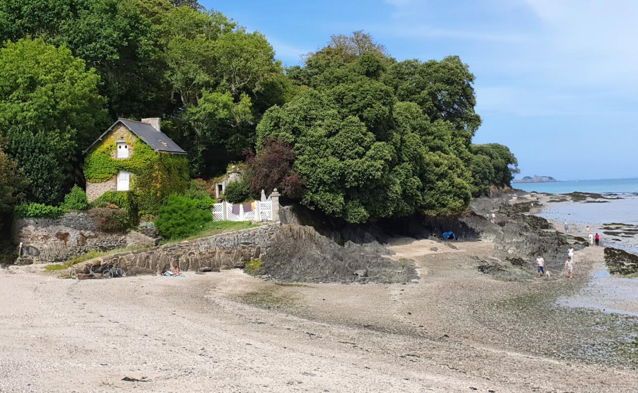 Фото Plage du Chateau de Vaulerault с серая чистая галька поверхностью