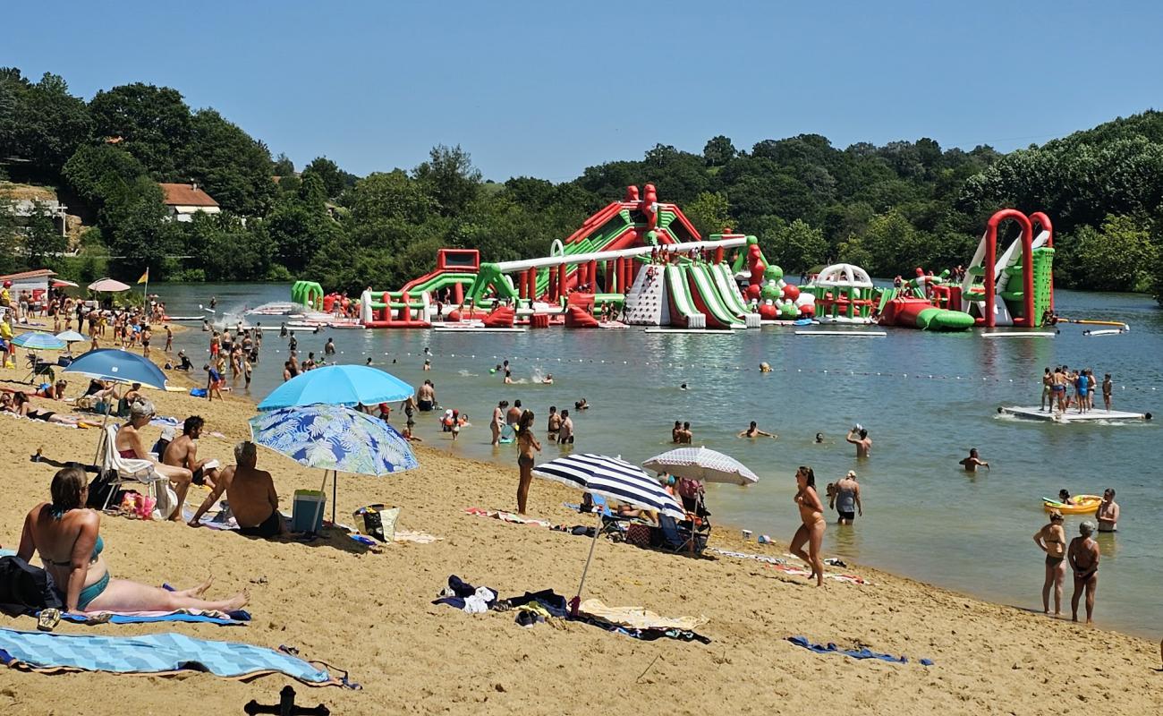 Фото Plage du Lac de Saint-Pee-sur-Nivelle с светлый песок поверхностью