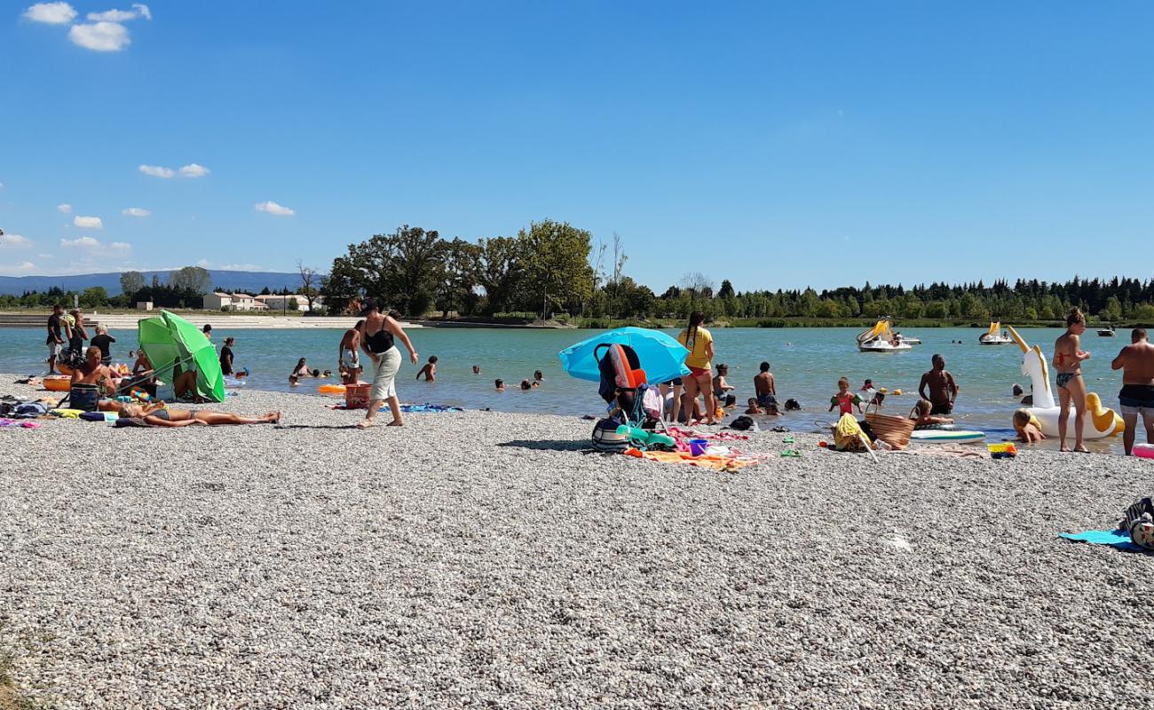 Фото Plage du Lac de Monteux с серая чистая галька поверхностью