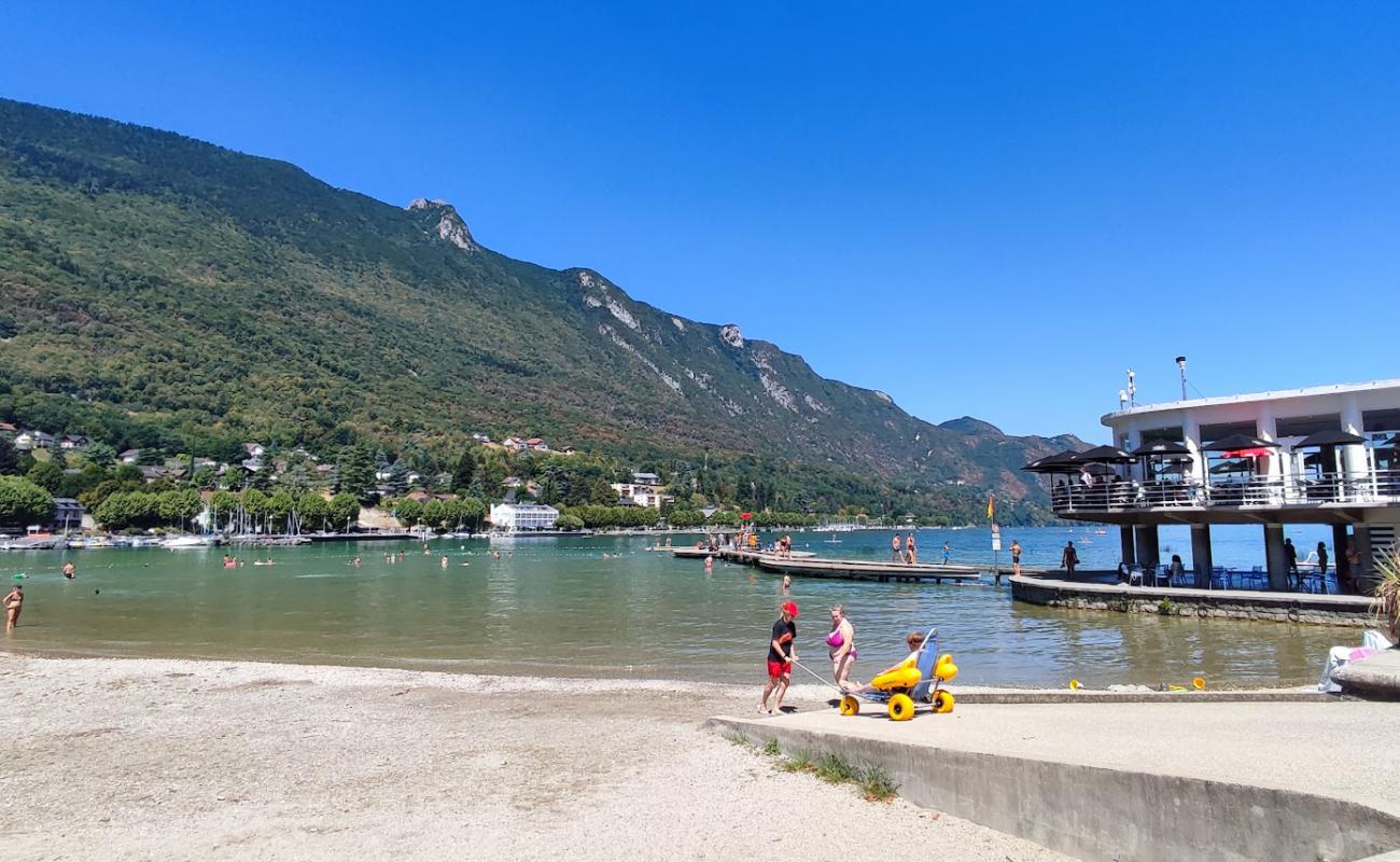 Фото Plage Du Bourget с серая чистая галька поверхностью