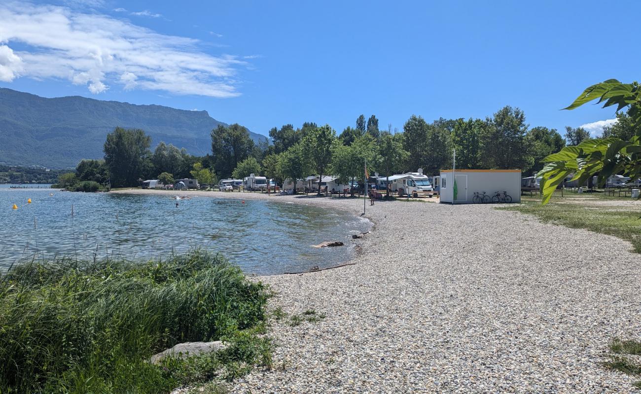 Фото Plage La Leysse с серая чистая галька поверхностью