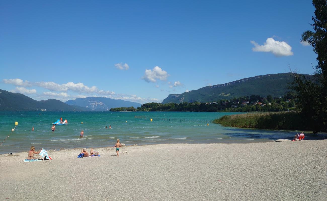 Фото Plage de Memard с серая чистая галька поверхностью