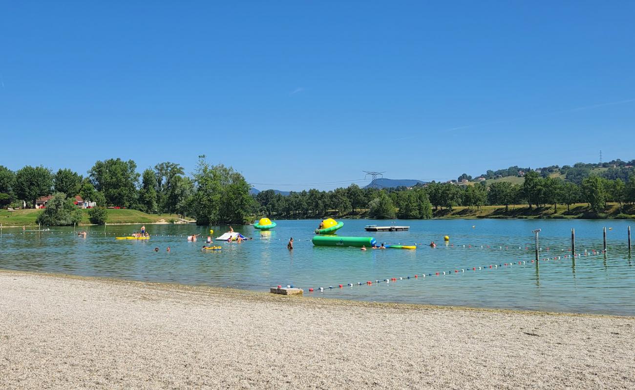 Фото Plage du Lac De Romagnieu с серая чистая галька поверхностью