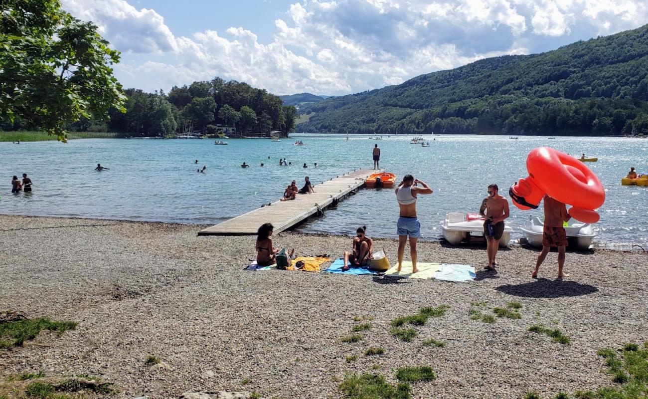 Фото Plage Laffrey с серая чистая галька поверхностью