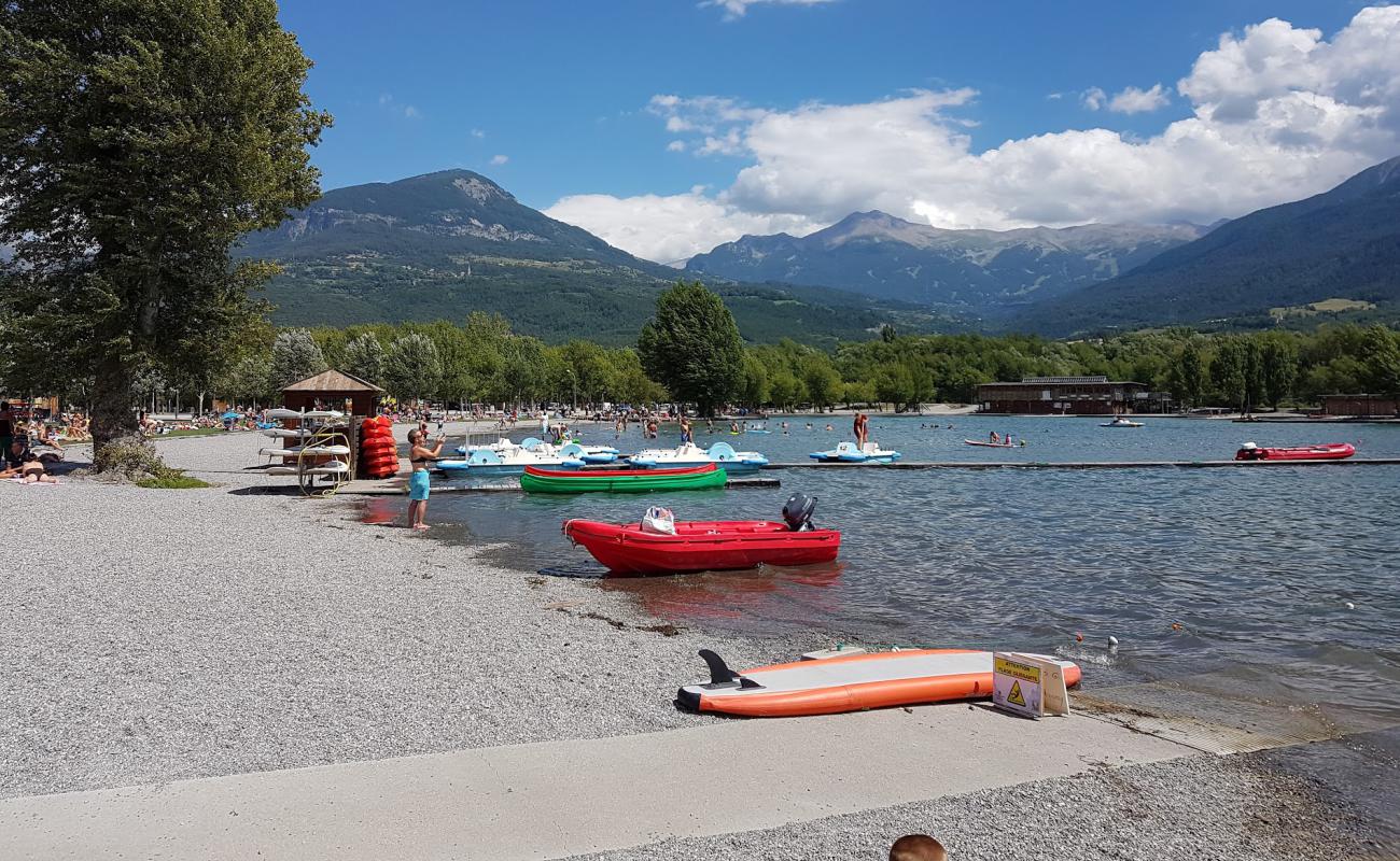 Фото Plage du Plan d'Eau с серая чистая галька поверхностью