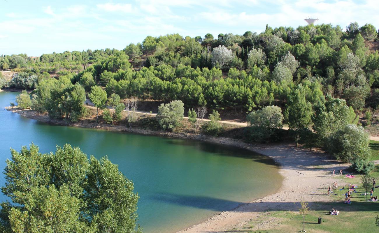 Фото Plage du Lac du Cres с песок с камнями поверхностью