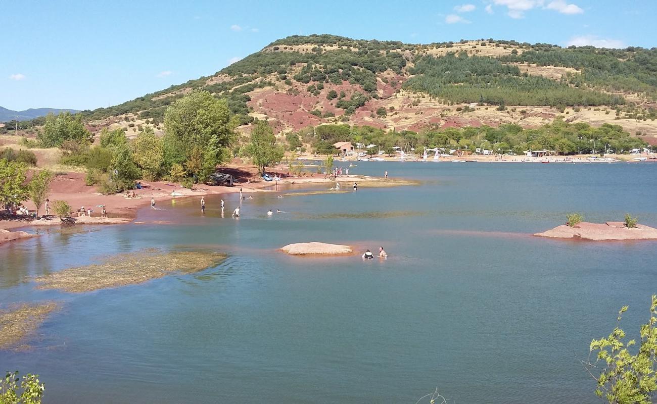 Фото Plage du lac Salagou с песок с камнями поверхностью