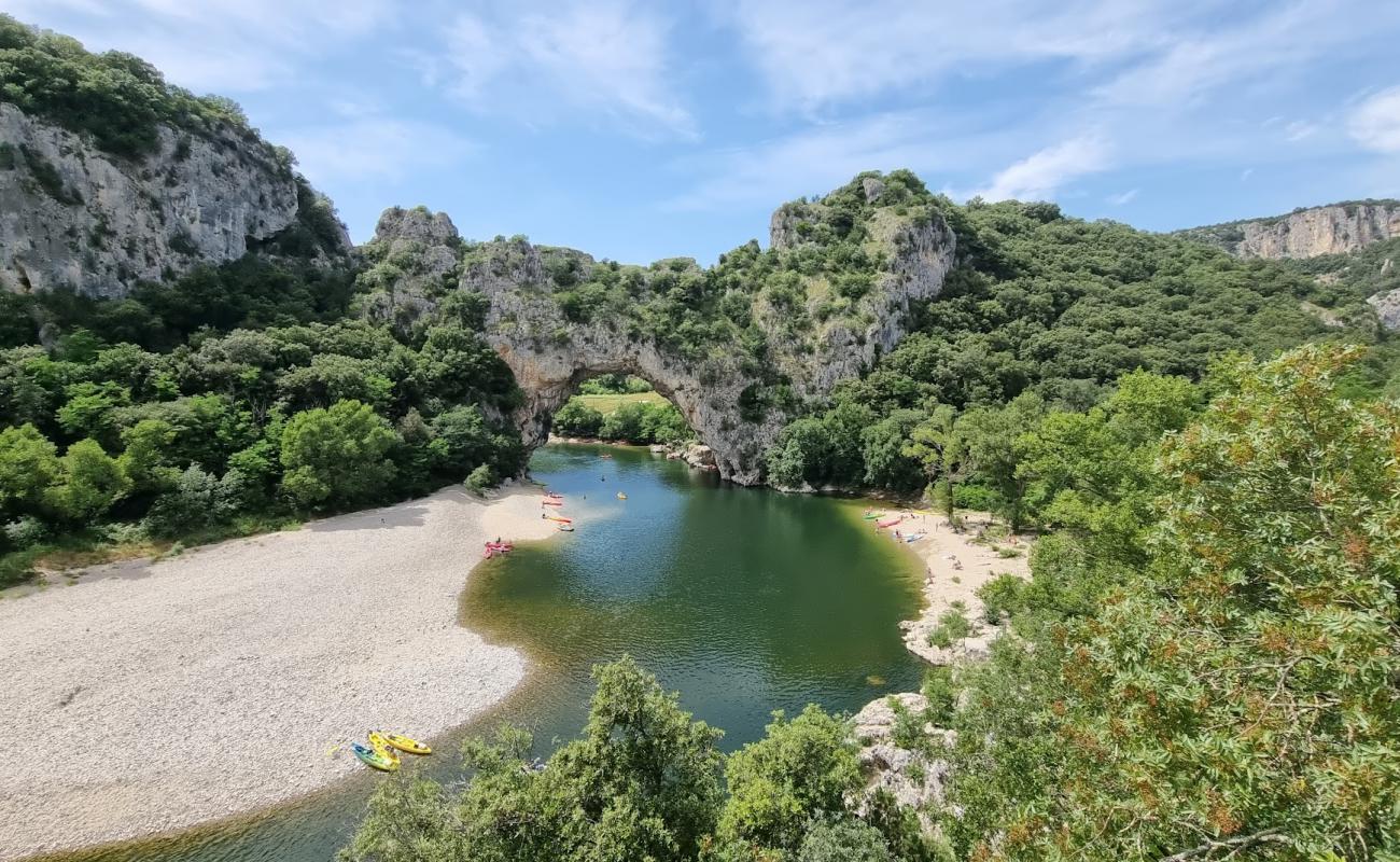 Фото Plage Pont d'Arc amont с светлый песок поверхностью