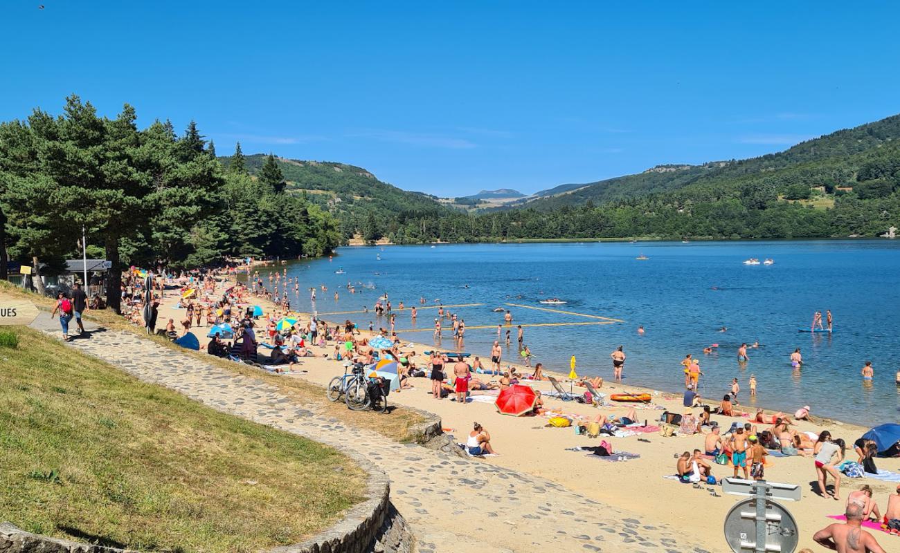 Фото Plage du lac d'Issarles с светлый песок поверхностью