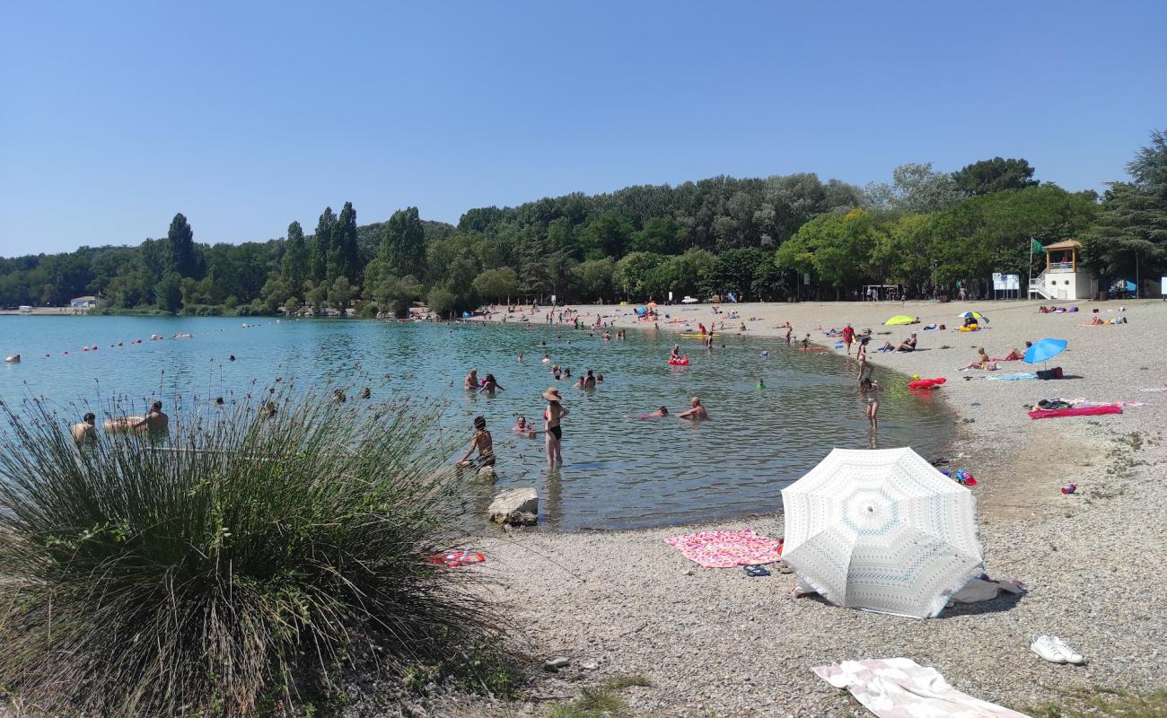 Фото Plage Vannades с серая чистая галька поверхностью