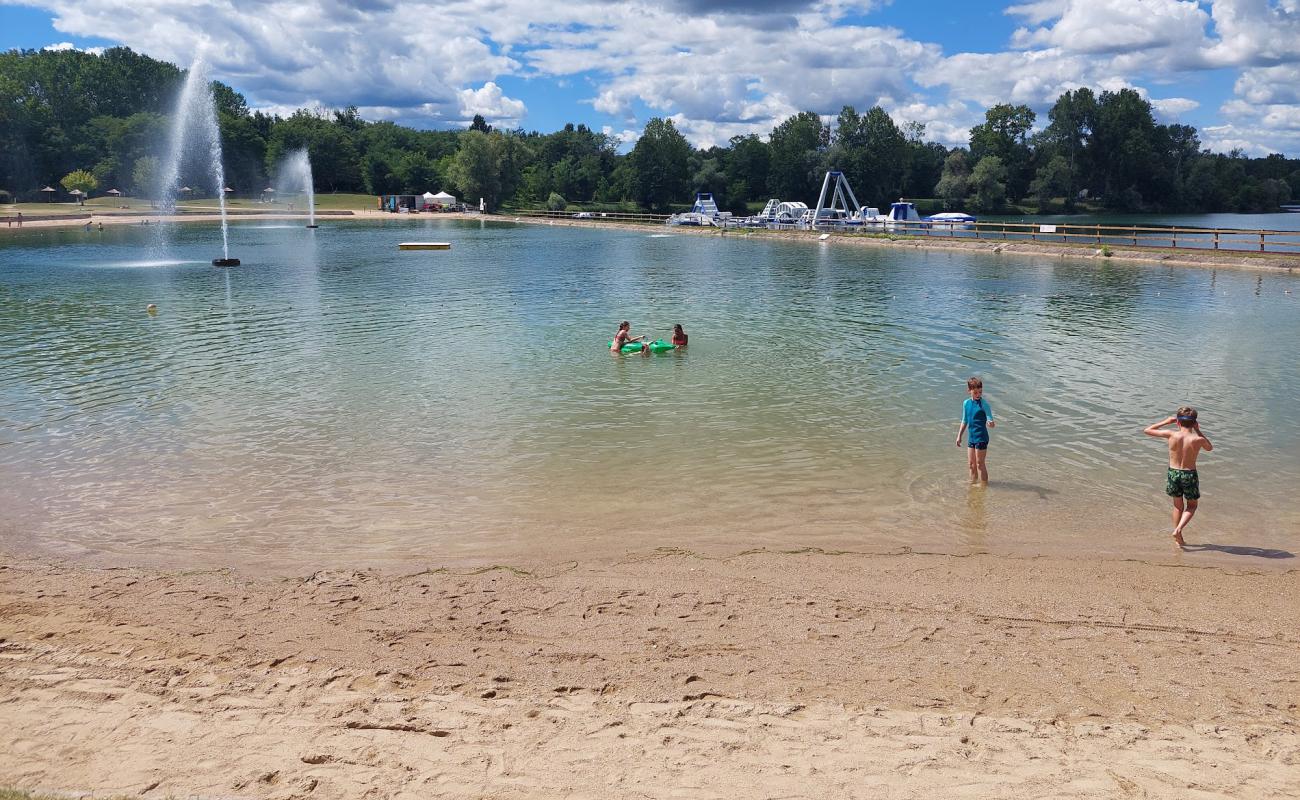 Фото Plage du Lac de Cormoranche с светлый песок поверхностью