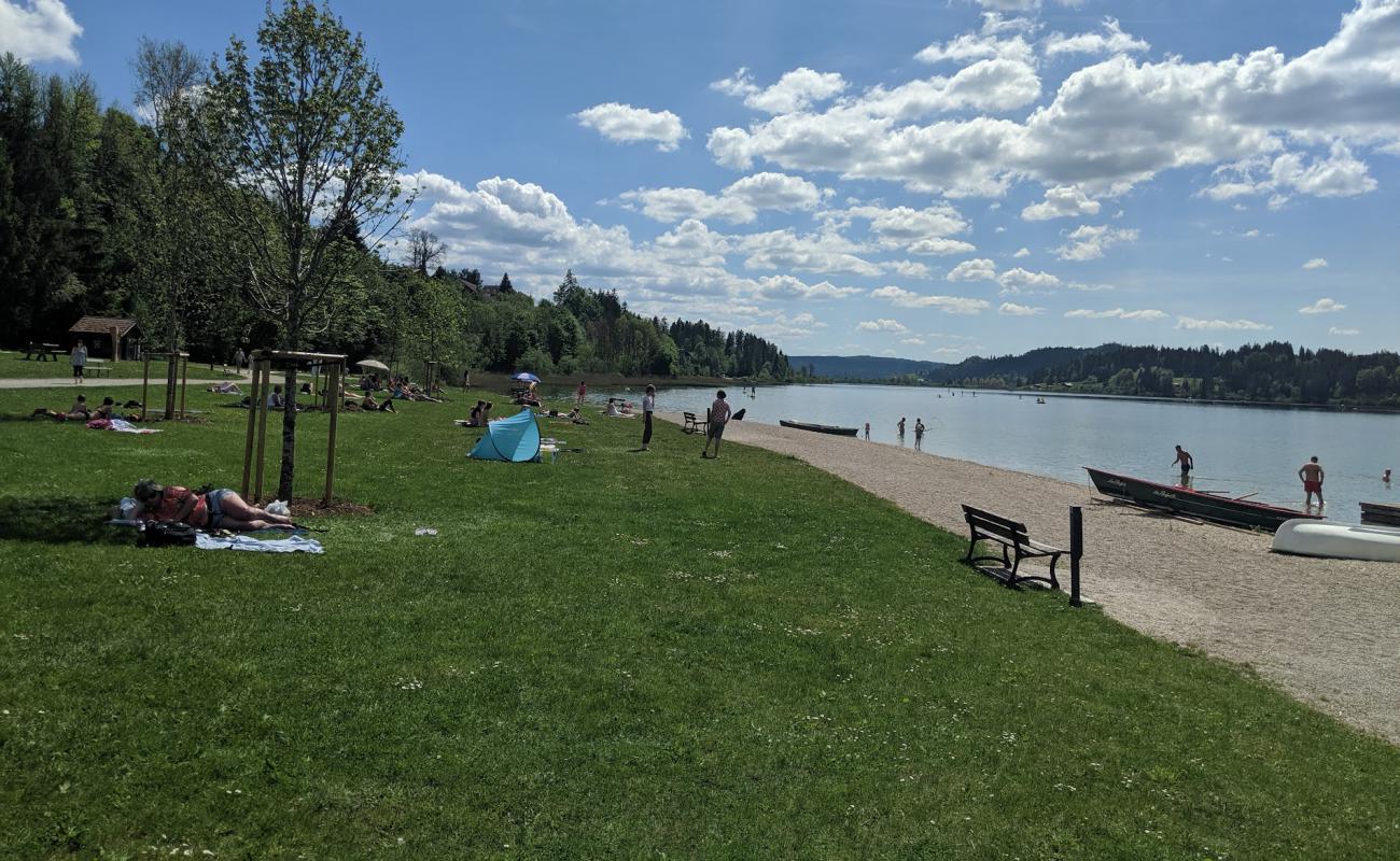 Фото Plage de Malbuisson с светлая галька поверхностью