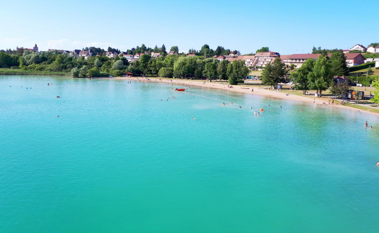 Фото Plage Clairvaux les Lacs с светлый песок поверхностью