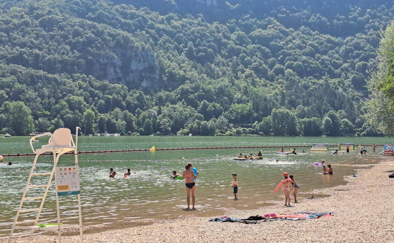 Фото Plage Chambod с серая чистая галька поверхностью