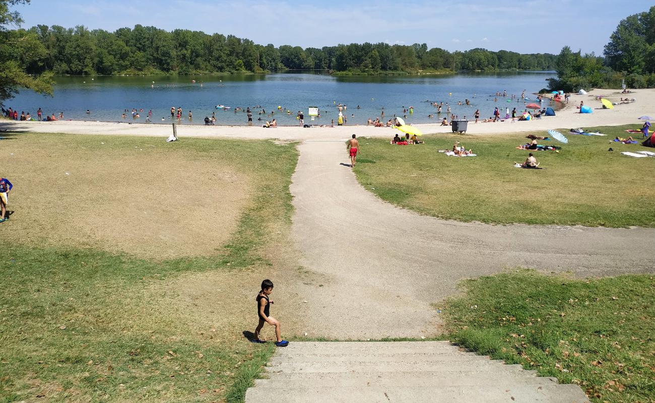 Фото Plage du Fontanil с серая чистая галька поверхностью