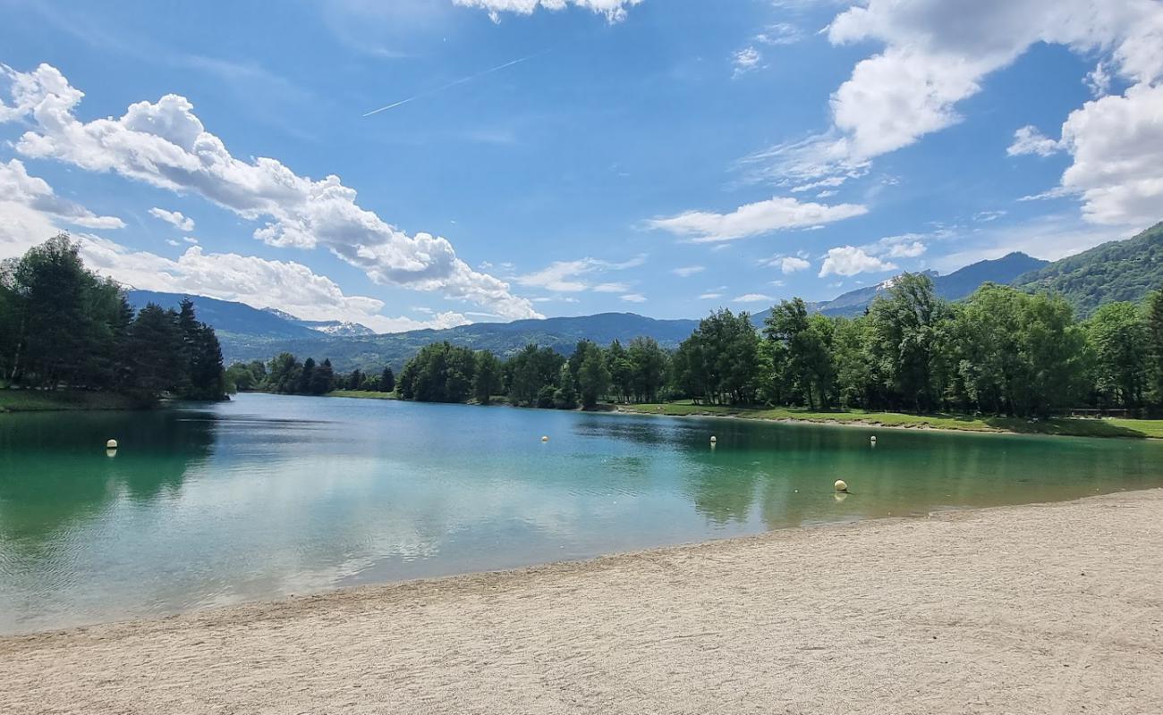 Фото Plage du Lac des Ilettes с светлый песок поверхностью