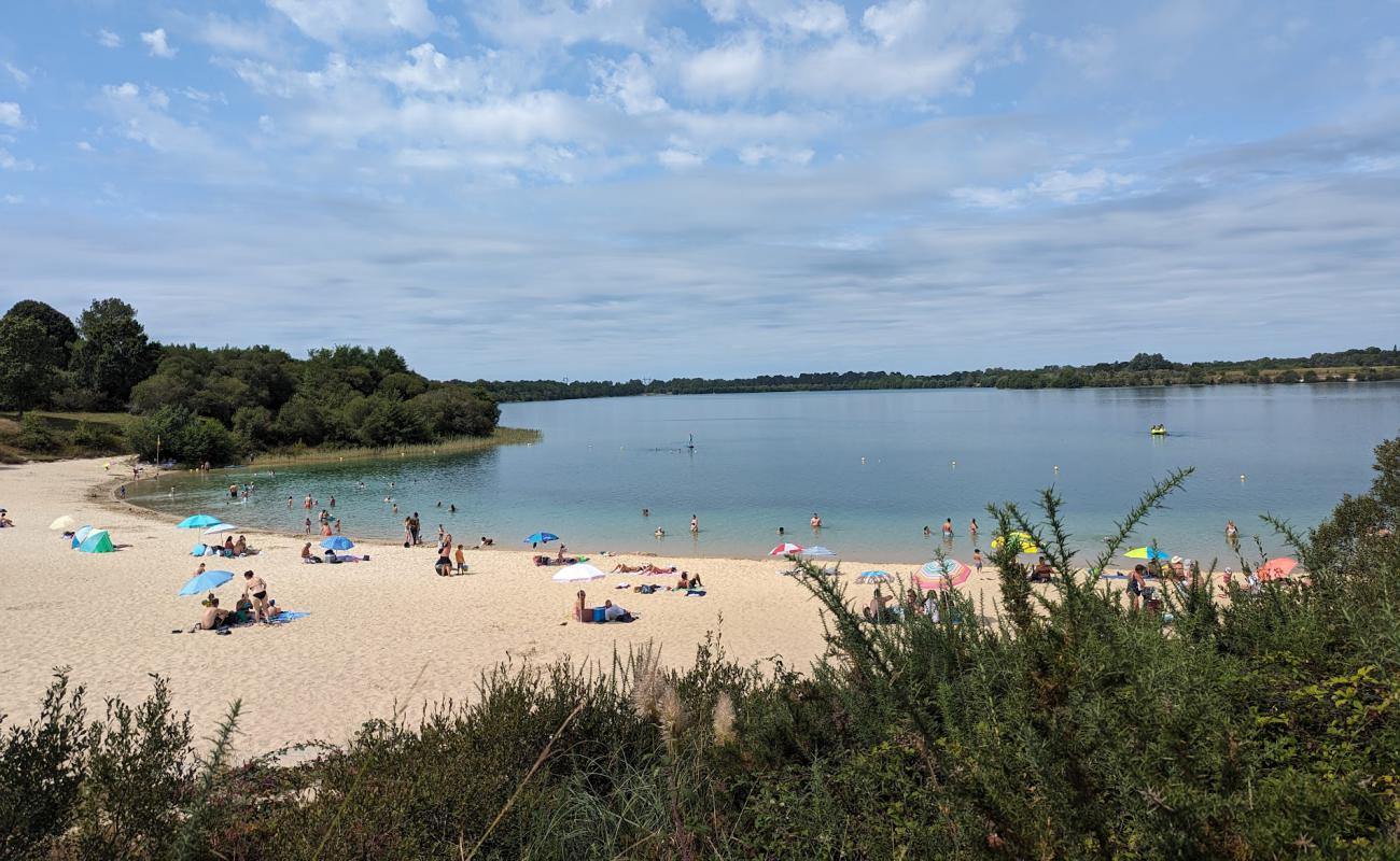 Фото Plage Arjuzanx с светлый песок поверхностью