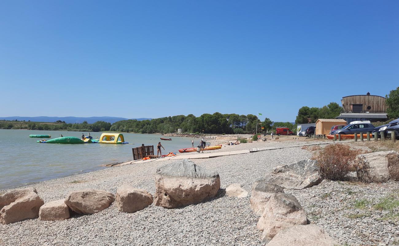 Фото Plage du Lac de Jouarres с серая чистая галька поверхностью