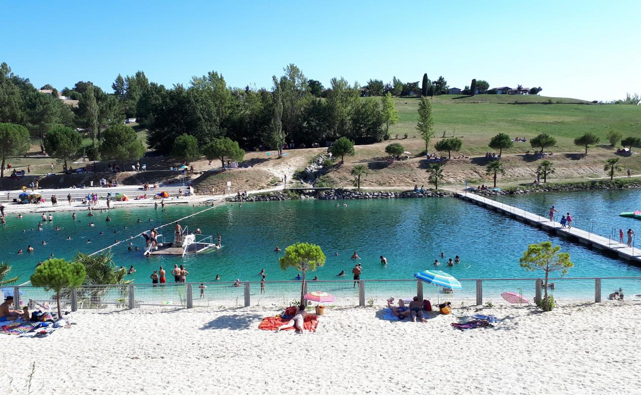 Фото Piscine a Monclar de Quercy с светлый песок поверхностью