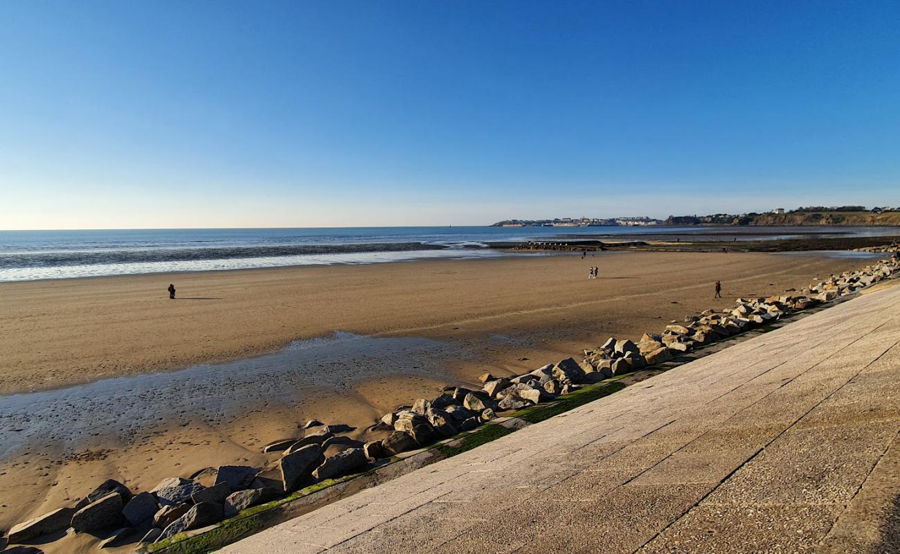 Фото Plage De Saint Pair Sur Mer с светлый песок поверхностью