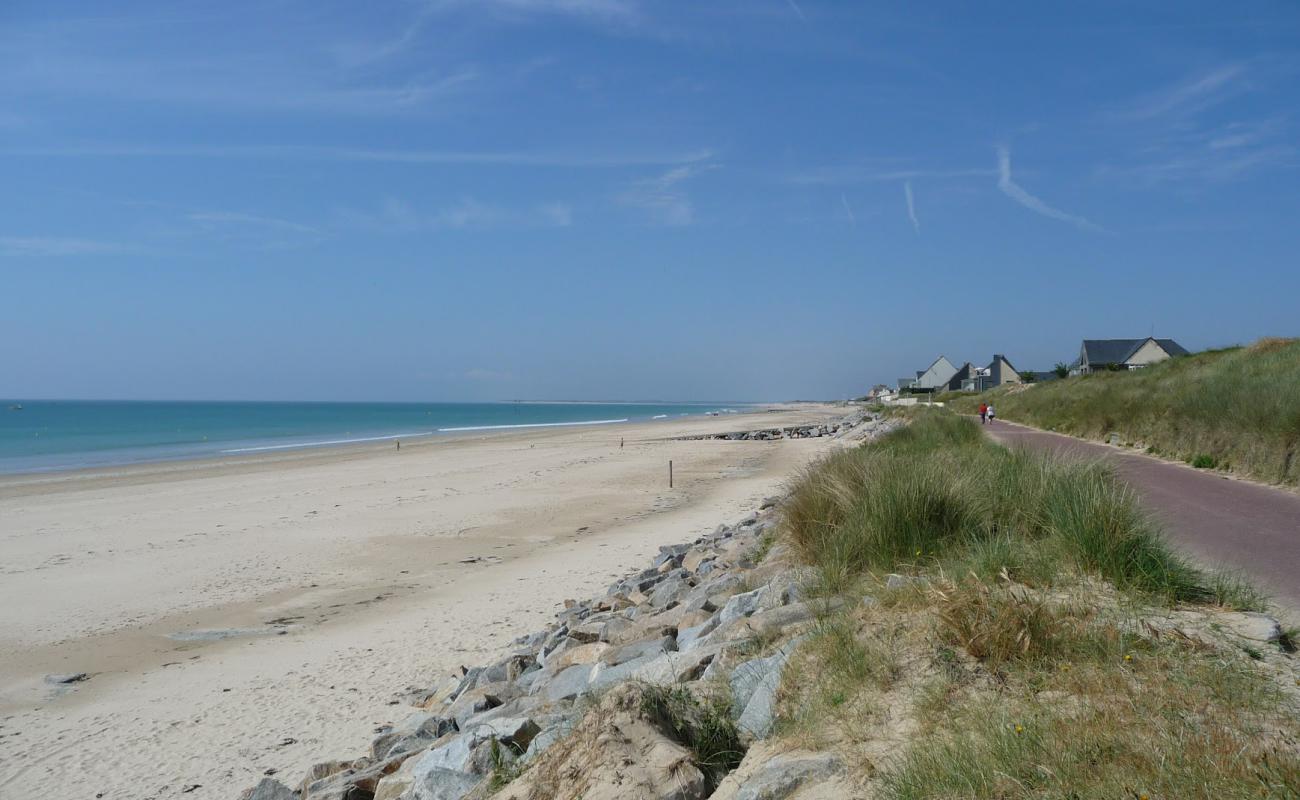 Фото Plage Centrale de Pirou с светлый песок поверхностью