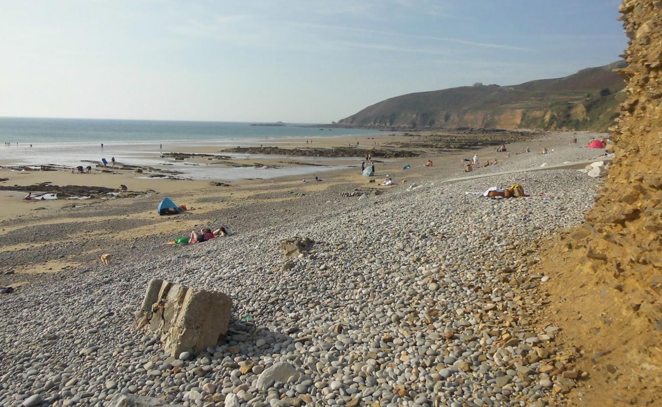 Фото Plage d'Ecalgrain с песок с галькой поверхностью