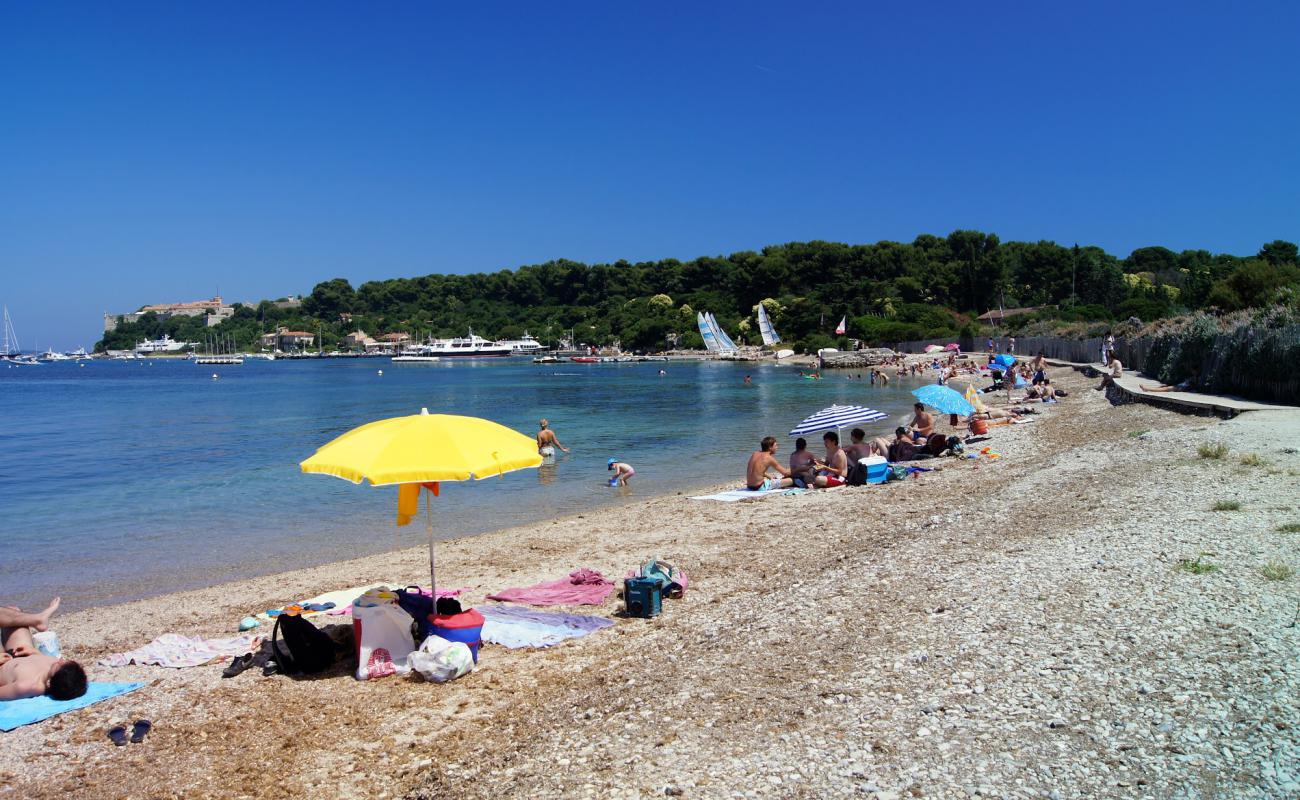 Фото Plage du Bateguier Florence Arthaud с серая чистая галька поверхностью