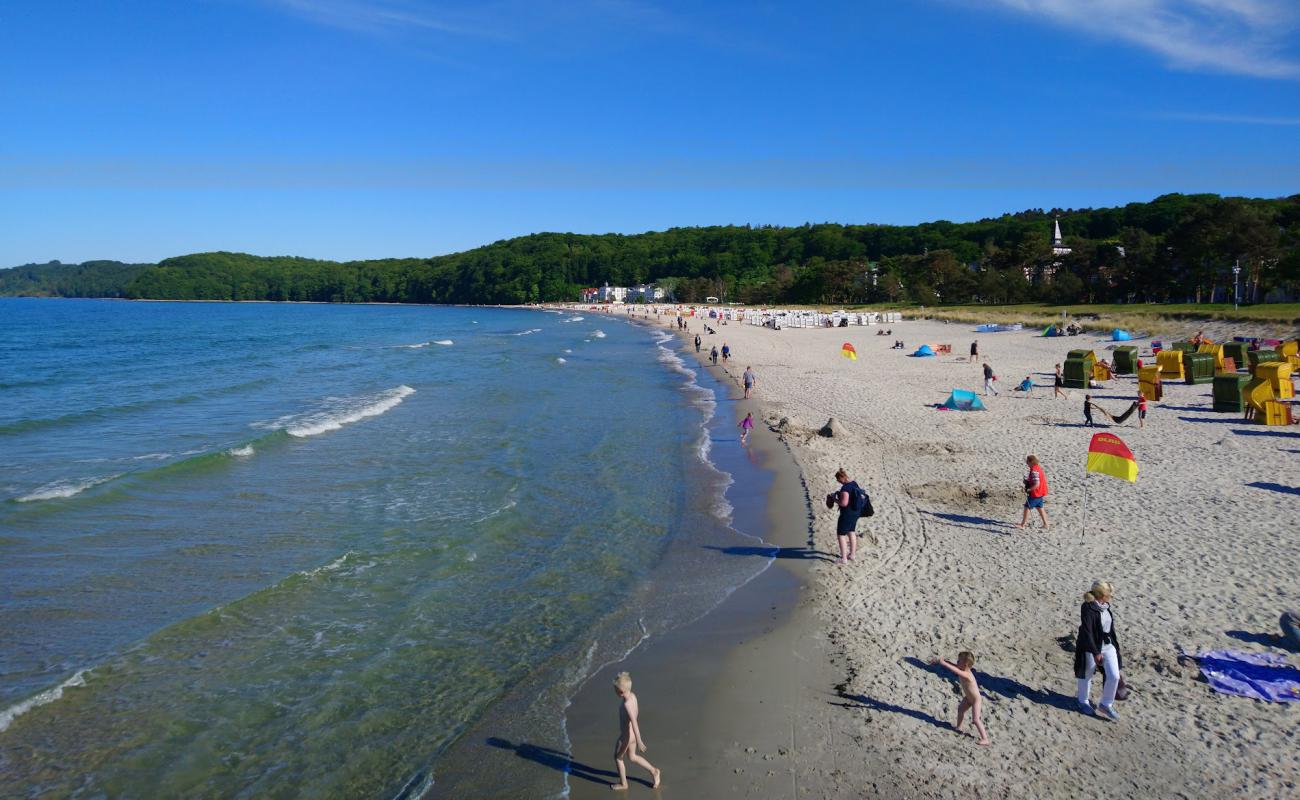 Фото Binzer Strand с светлый песок поверхностью