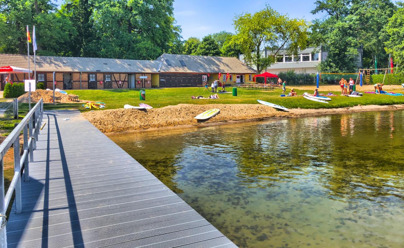 Фото Freibad Kalkwerder Strand с трава поверхностью