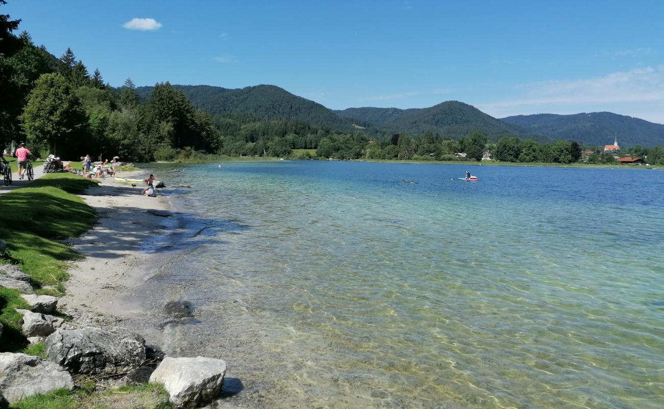 Фото Hundestrand Rottach Egern с светлый песок поверхностью