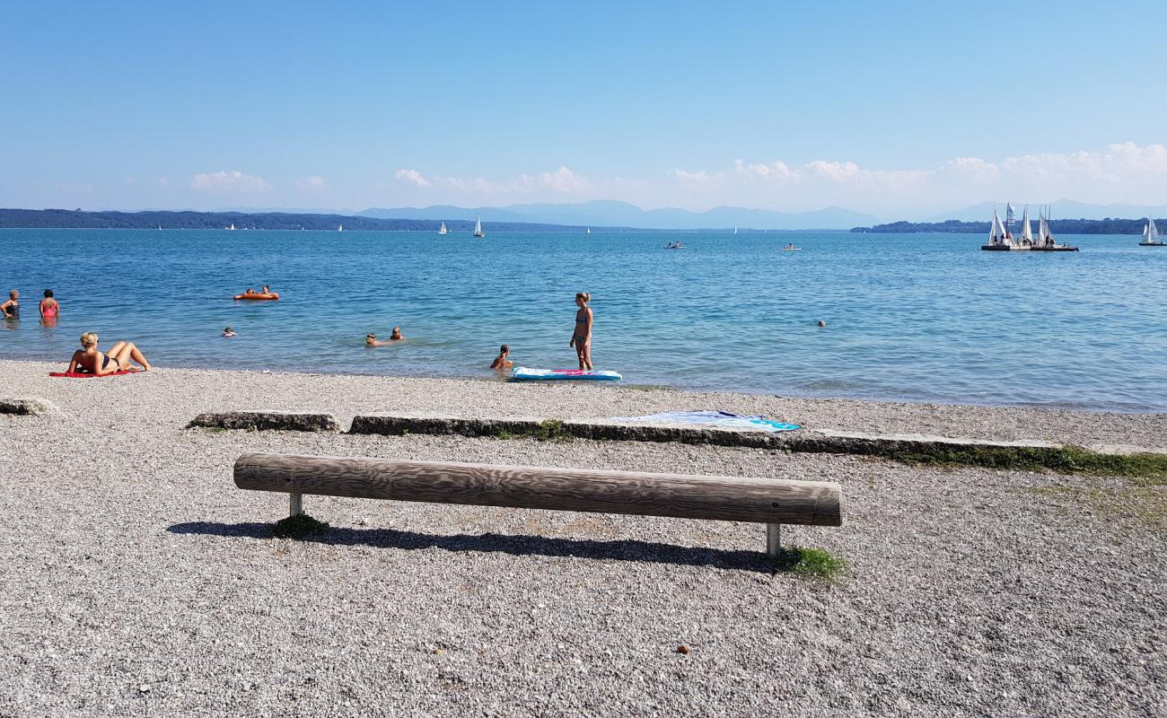 Фото Spielplatz Tutzing Brahmspromenade с белая чистая галька поверхностью