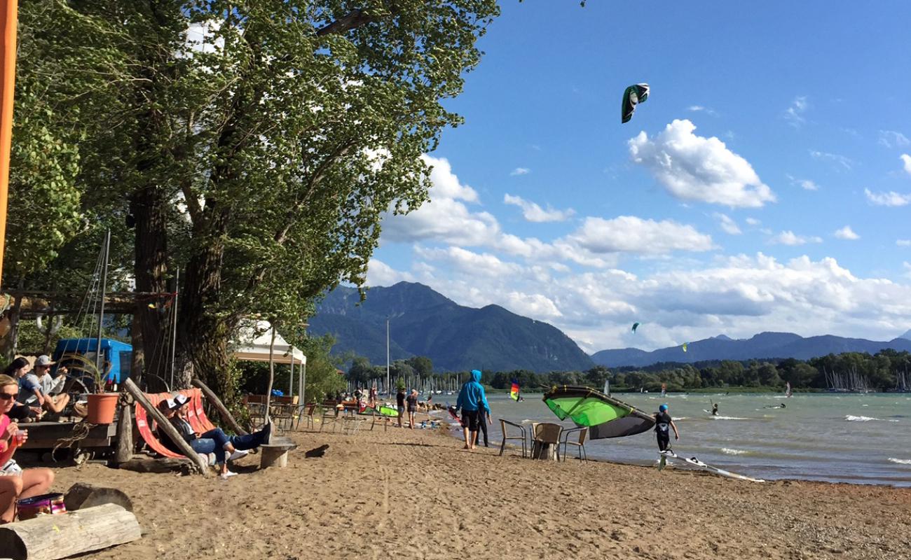 Фото Strandbad Ubersee с светлая галька поверхностью