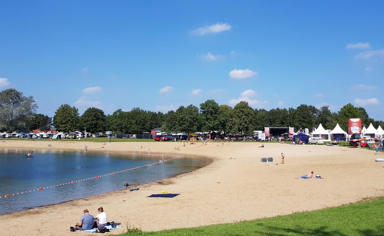 Фото Wesel Beach с золотистый песок поверхностью