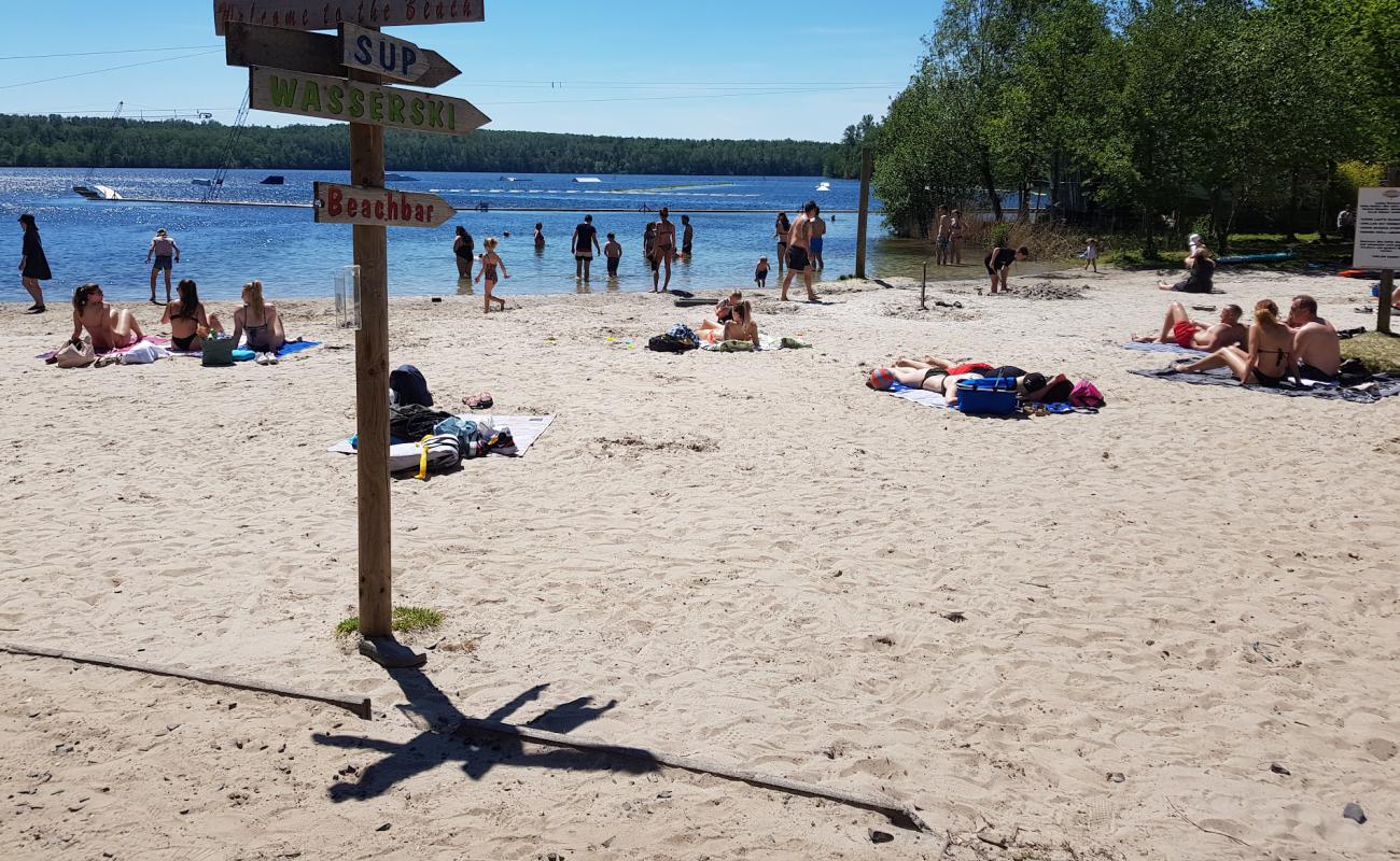 Фото Wasserski Beach с светлый песок поверхностью