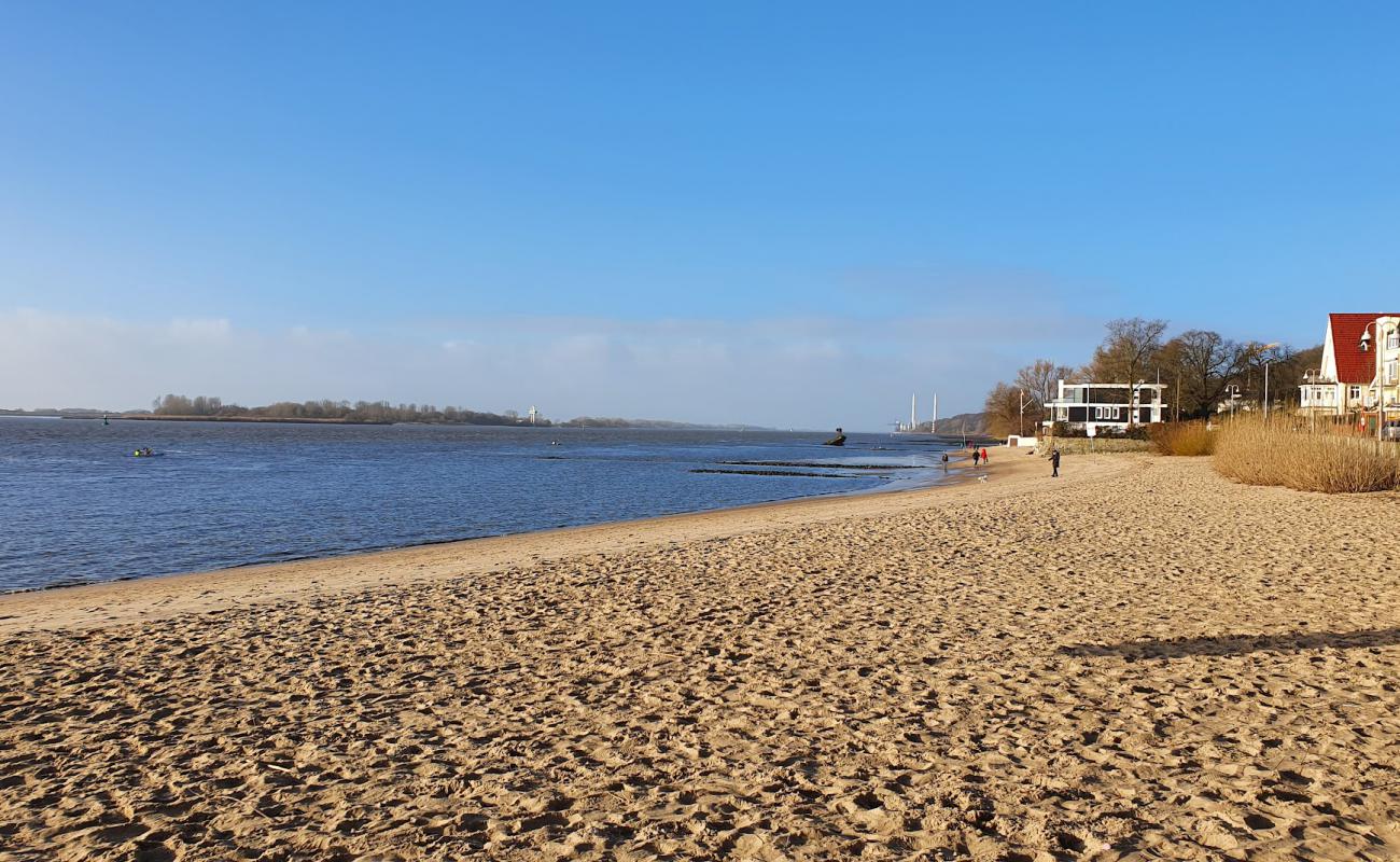 Фото Elbstrand Blankenese с золотистый песок поверхностью