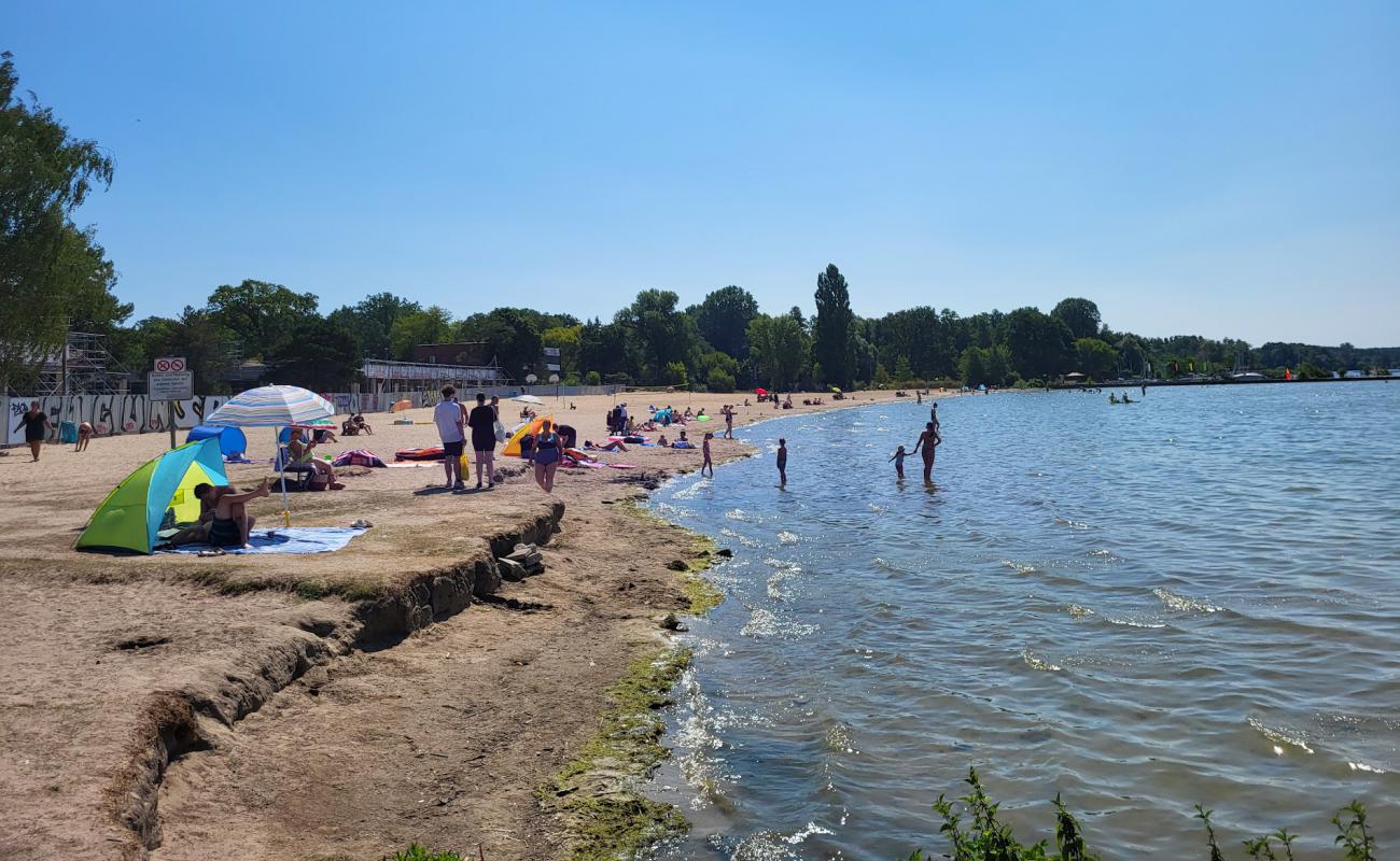 Фото Strandbad Muggelsee с светлый песок поверхностью