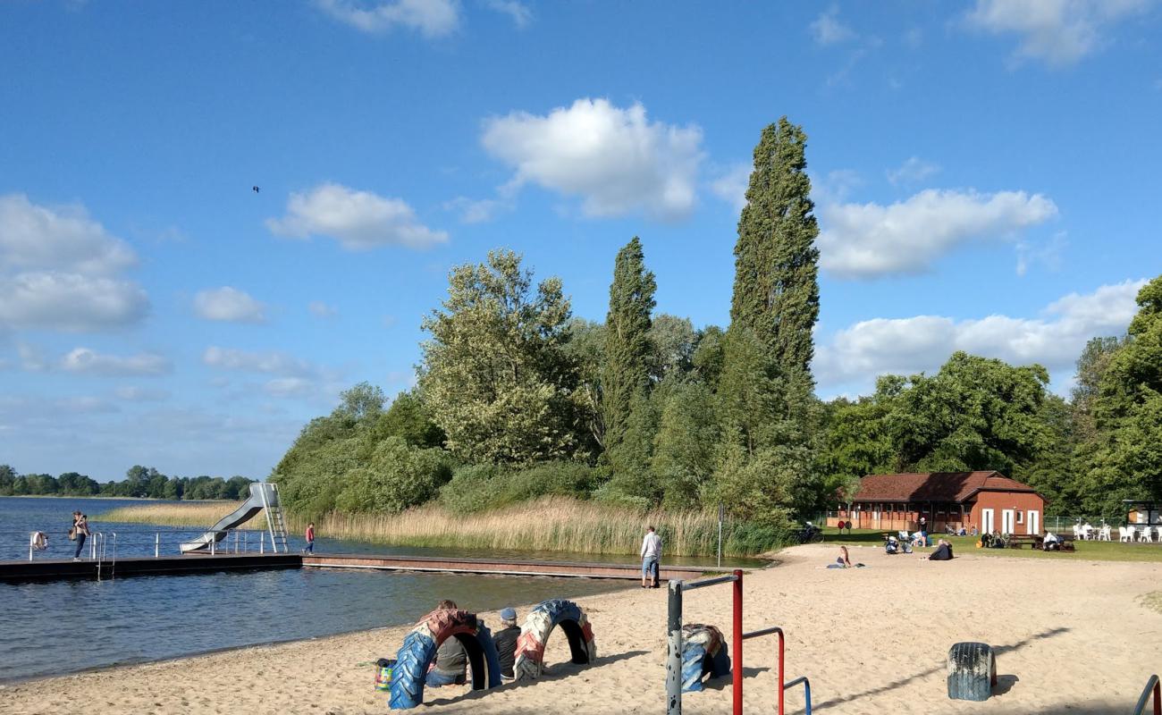 Фото Schwimmbad am Schaalsee с светлый песок поверхностью