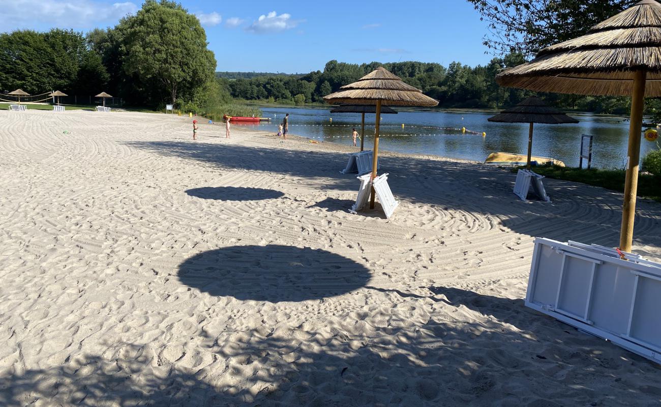 Фото Seeweiher Mengerskirchen с золотистый песок поверхностью