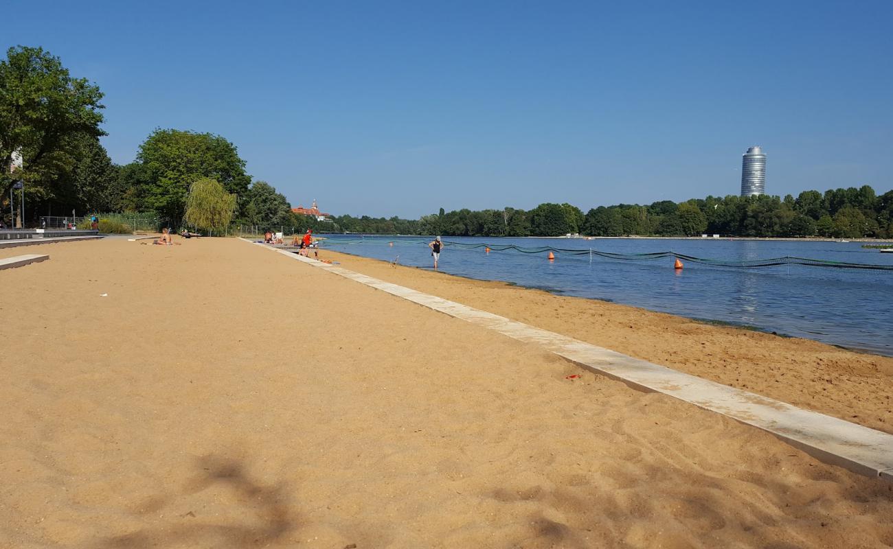 Фото Sandstrand Wohrder See с светлый песок поверхностью