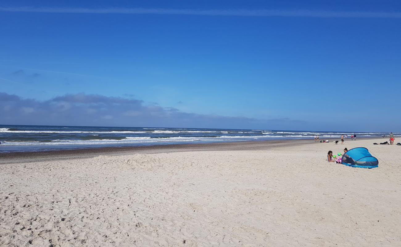 Фото Henne Strand с светлый песок поверхностью