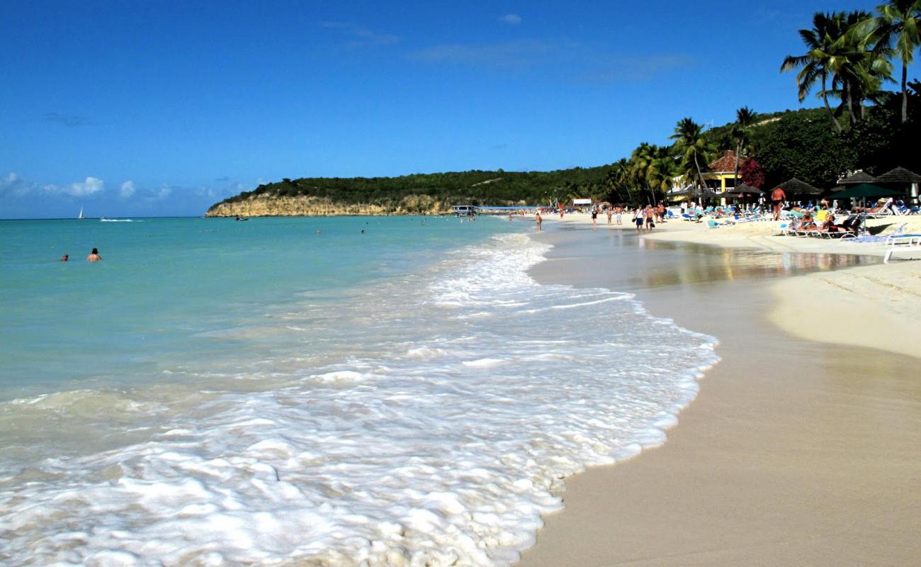 Фото Dickenson Bay beach с светлый песок поверхностью