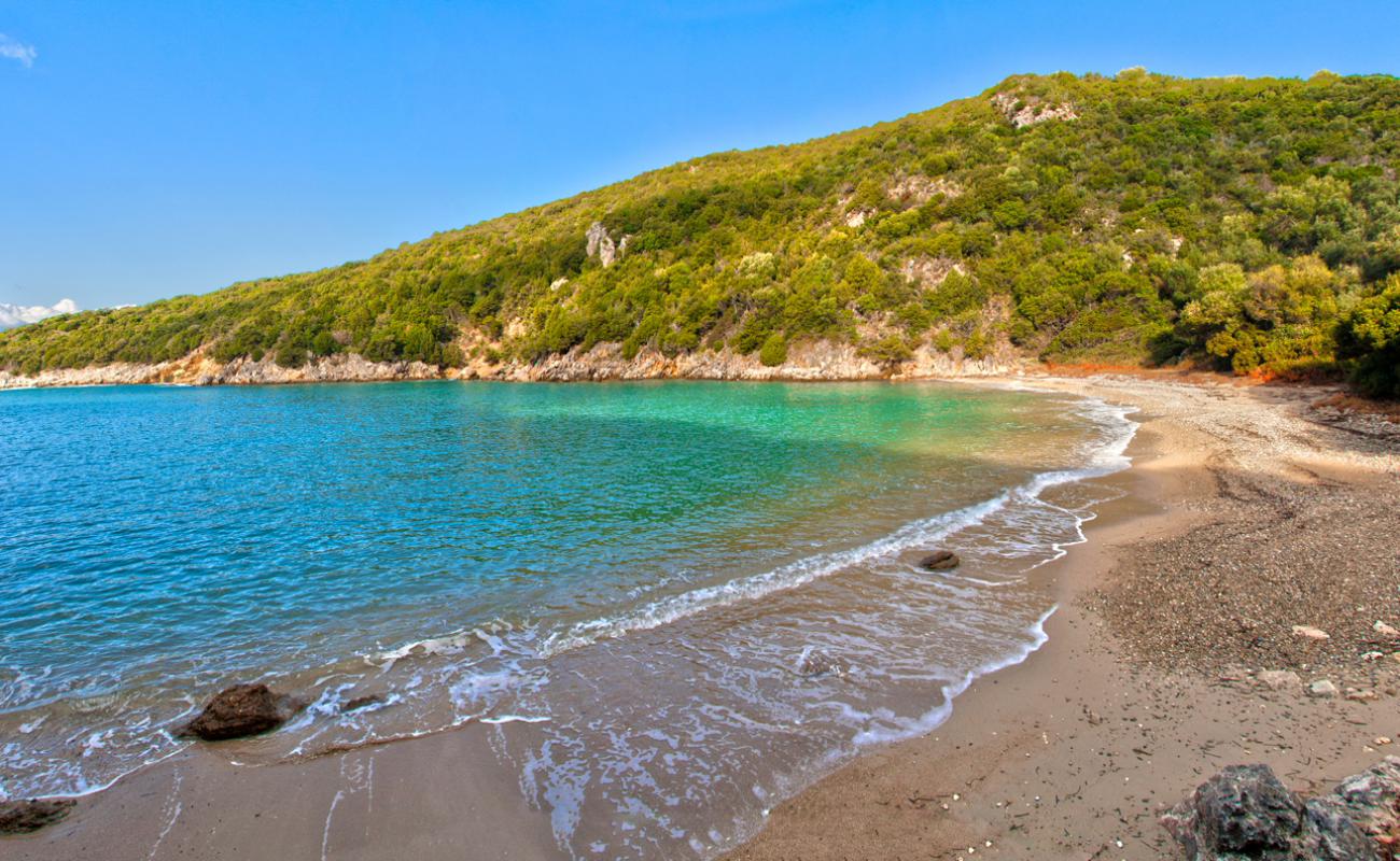 Фото Stavrolimena beach с белый ракушечник поверхностью