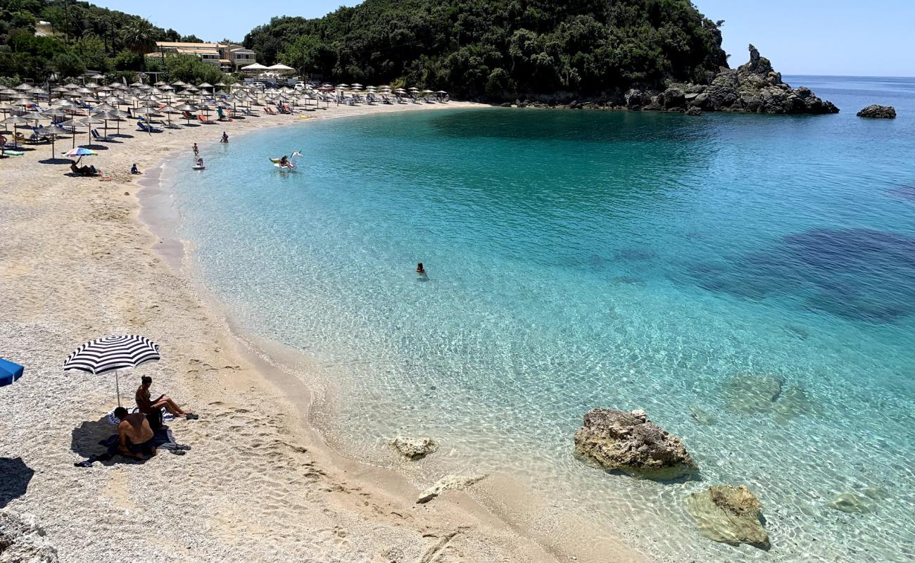 Фото Sarakiniko beach с золотой ракушечник поверхностью