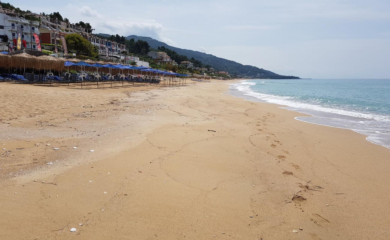 Фото loutsas beach с светлый песок поверхностью