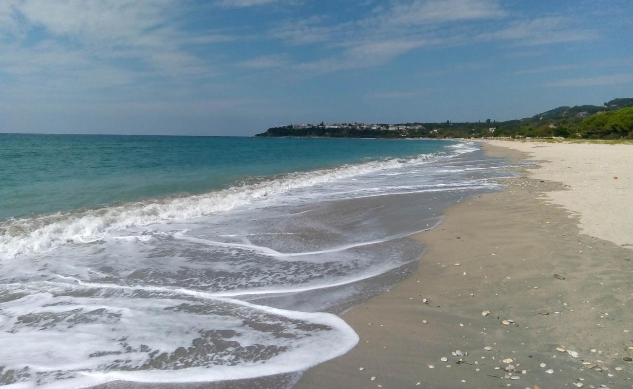 Фото Kastrosykia beach с светлый песок поверхностью