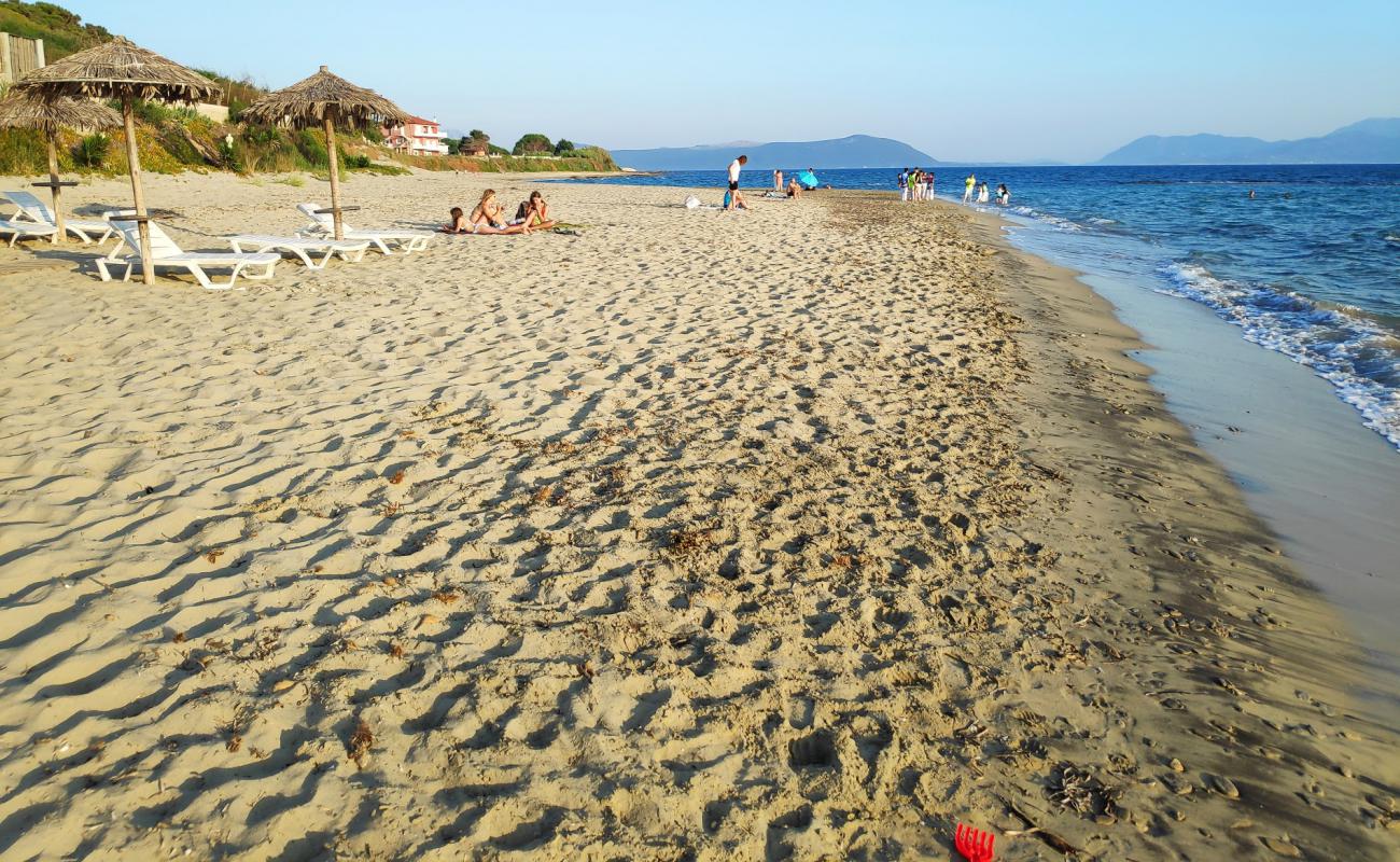 Фото Alonaki beach с светлый песок поверхностью