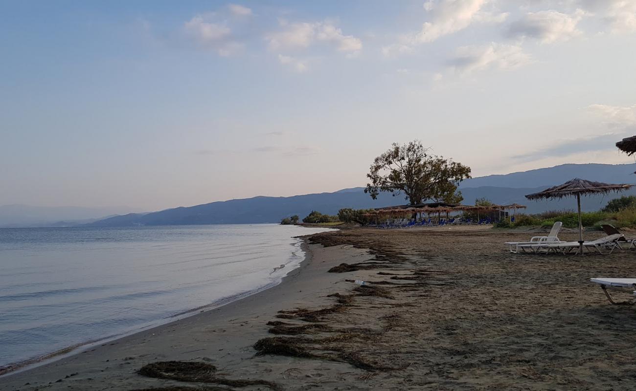 Фото Arapis Beach с серый песок поверхностью