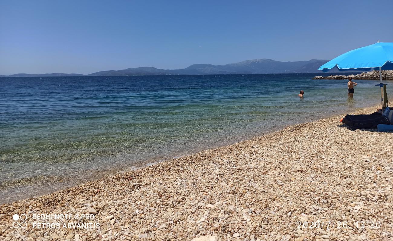 Фото Marathaki beach с белая чистая галька поверхностью