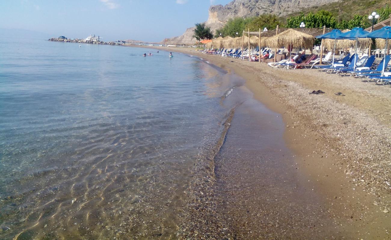 Фото Kato Vasiliki beach с песок с галькой поверхностью